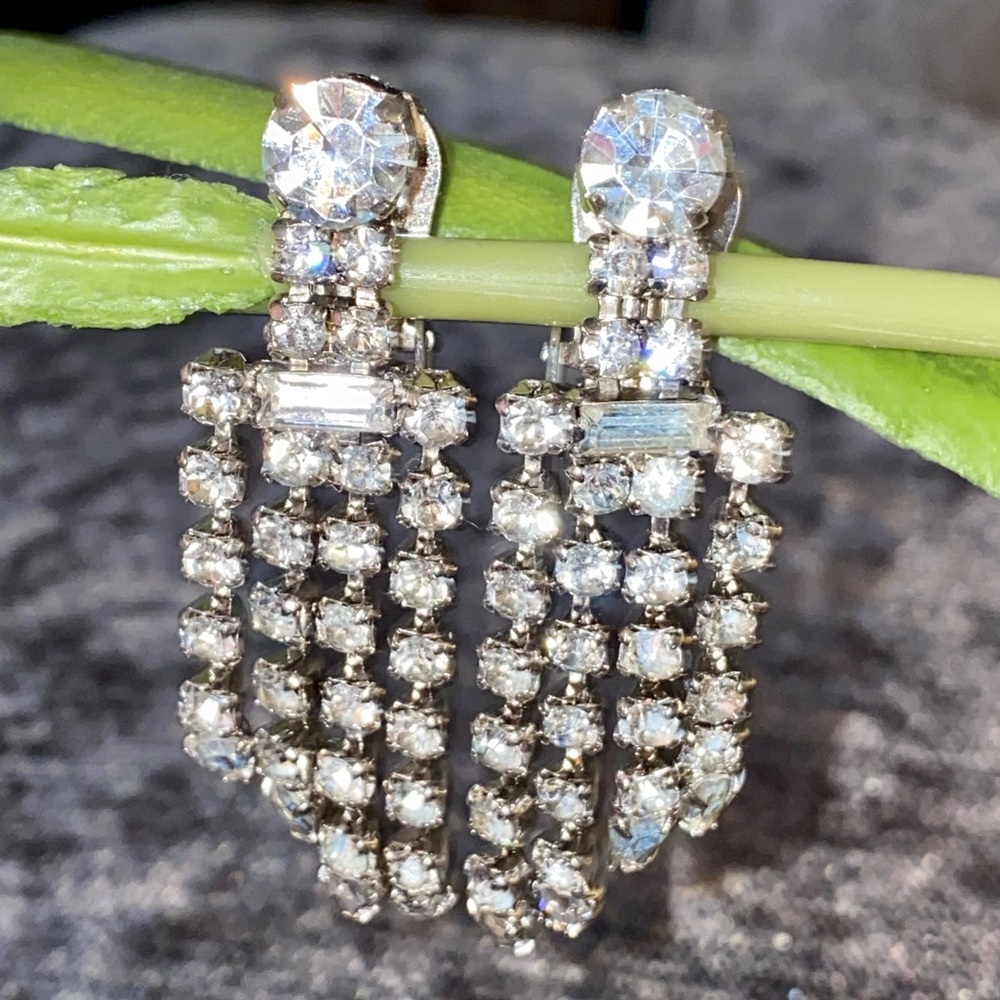 VINTAGE RHINESTONE EMERALD ROUND PEAR CUT GRADUATED CHANDELIER CLIP  EARRINGS